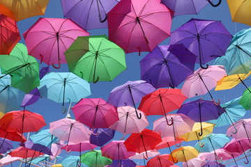 Parapluies color&eacute;s dans le ciel