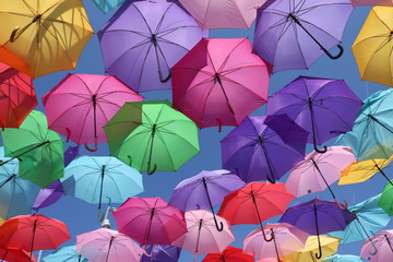 Fototapeta na wymiar Parapluies colorés dans le ciel