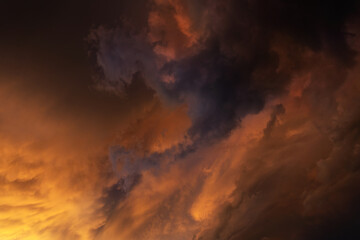 Detail einer sehr dunklen Gewitterwolke am Abend im Licht des Sonnenuntergangs