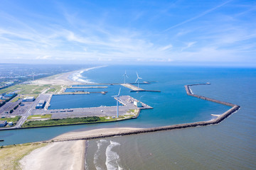 風力発電のある波崎港と波崎海水浴場（茨城県神栖市）