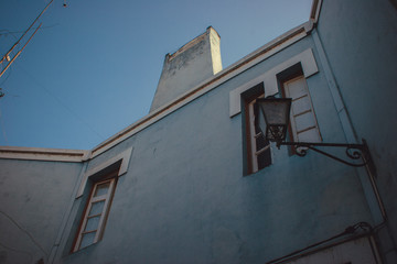 Fototapeta na wymiar prédio azul com o candeeiro