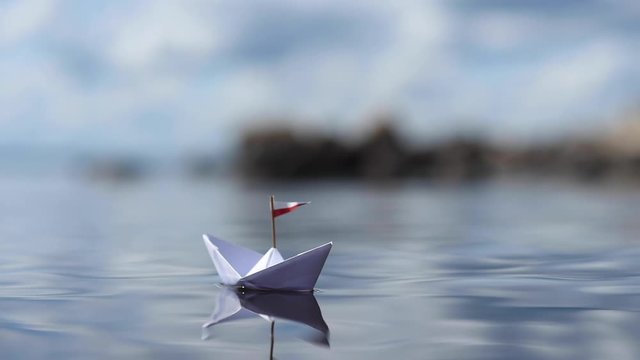 Papierschiff schwimmt auf einem See