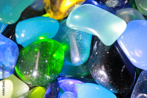 神々しく光り輝く宝石の原石と財宝 Wall Mural Wallpaper Murals Kei Kato