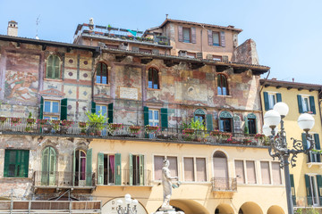 Piazza delle Erbe fa&ccedil;ade, architecture, V&eacute;rone, V&eacute;n&eacute;tie, Italie