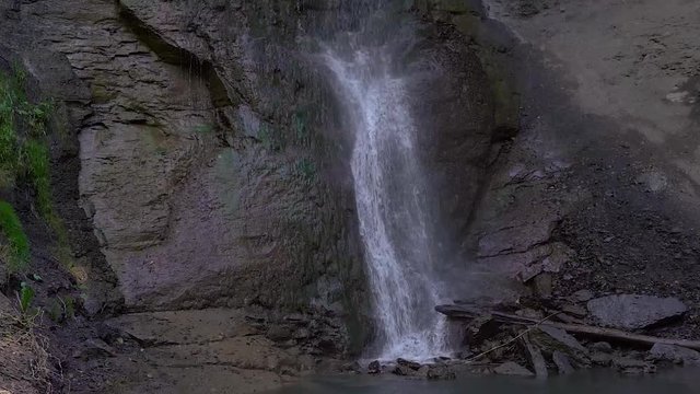 Zillhauser Wasserfall in Zillhausen bei Balingen, Schw&auml;bische Alb, Deutschland - Schwenk von unten nach oben