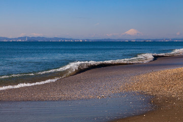 富士山が見える晴れた日の海水浴場