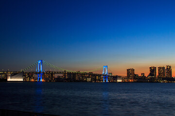レインボーブリッジと夕暮れのグラデーション