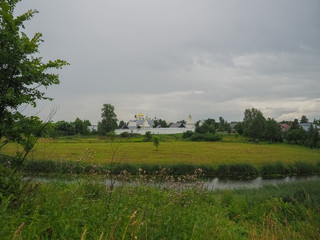 Fototapeta na wymiar photo of a large field and a wide river in Suzdal in cloudy weather