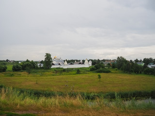 Fototapeta na wymiar photo of a large field and a wide river in Suzdal in cloudy weather