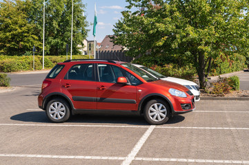 Waum braucht ein Auto zwei Parkplätze ? Ist es Dummheit , Egoismus oder Unfähigkeit ?