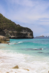 Obraz premium Suwehan beach on Nusa Penida Island, Bali, Indonesia. Amazing view, white sand beach with rocky mountains and azure lagoon with clear water of Indian Ocean 