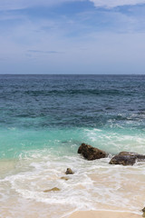 Fototapeta premium Suwehan beach on Nusa Penida Island, Bali, Indonesia. Amazing view, white sand beach with rocky mountains and azure lagoon with clear water of Indian Ocean 