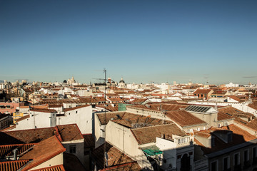 foto horizontal  desde una azotea de techos naranja de Madrid y cielo azul intenso 