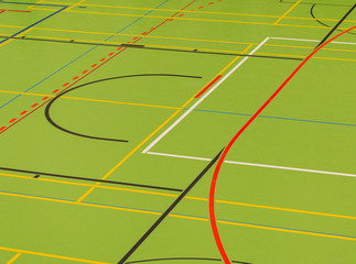 Hallenboden in einer Sporthalle mit diversen Linien
