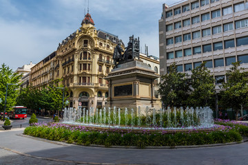 Fototapeta premium A view across the Plaza Isobella in the city of Granada in the summertime