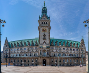 Obraz premium Panorama vom Hamburger Rathaus (Vorderansicht) im August 2020