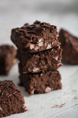 Parts de gâteau brownie au chocolat et amandes
