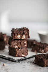 Parts de gâteau brownie au chocolat et amandes