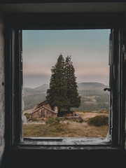 paisagem pela janela velha 