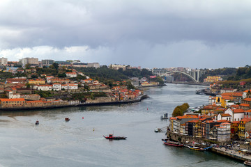 Fototapeta na wymiar Ciudad de Oporto, pais de Portugal