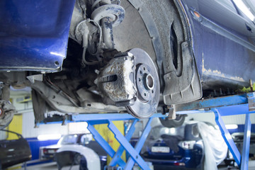 Car suspension repair. Replacement of brake discs and pads.