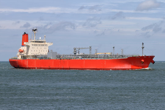 roter Tanker erreicht den Hafen