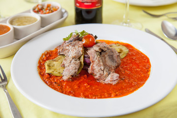 Carne sobre raviolis en Salsa roja, Alta cocina mexicana