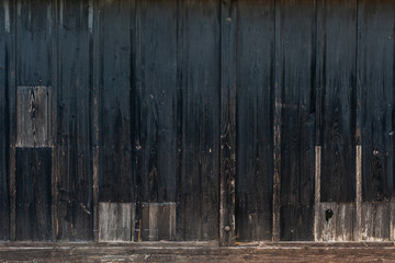 黒い木製の板壁