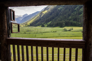 Fototapeta premium Holzhütte in den Bergen
