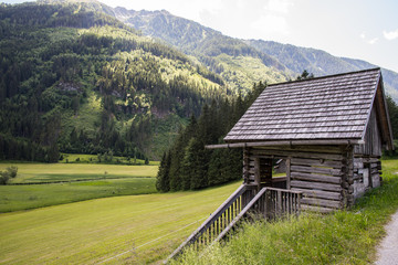 Fototapeta na wymiar Holzhütte in den Bergen