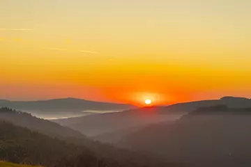 Fototapeten sunrise in the mountains © Ioan