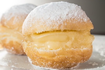 Sonho de padaria de creme de baunilha e açúcar de confeiteiro, doce tradicional brasileiro.