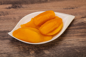 Sweet mango slices in syrop