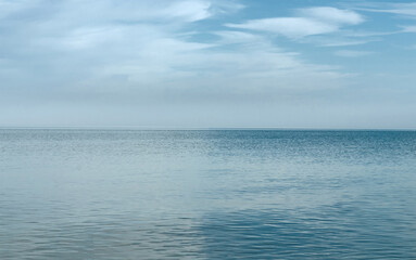 Obraz premium Blue surface of the sea going to the horizon.