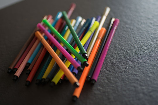 Rotuladores de colores con fondo negro