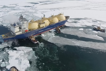 Towing liquefied gas tanker. Transportation of hydrocarbons by s © Deniz