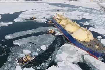 Towing liquefied gas tanker. Transportation of hydrocarbons by sea. © Deniz