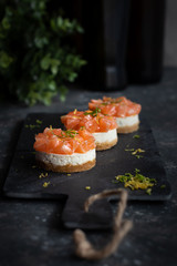 Savoury cheesecake with salmon and onion 