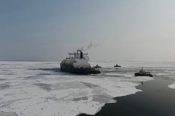 Towing liquefied gas tanker. Transportation of hydrocarbons by sea. © Deniz