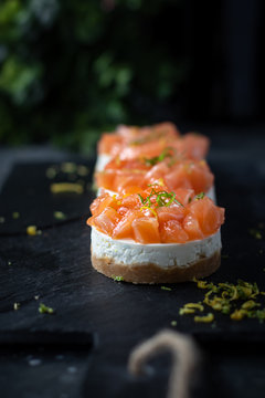 Savoury cheesecake with salmon and onion 