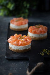 Savoury cheesecake with salmon and onion 