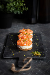 Savoury cheesecake with salmon and onion 