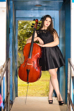 menina com violoncelo