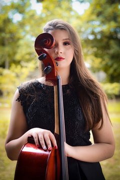 menina com violoncelo