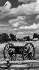 Fototapeta na wymiar Cannon positioned next to ta wood fence at Gettysburg