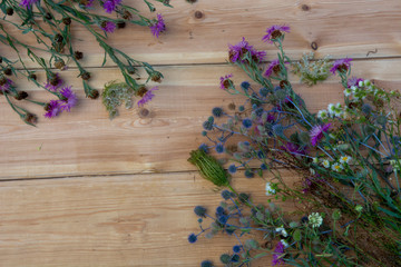 Obraz premium bouquet of wildflowers on a wooden table