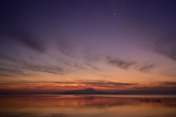 Fototapeta na wymiar 夜明け前の中海