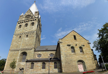 Fototapeta na wymiar Katholische Pfarrkirche St. Laurentius