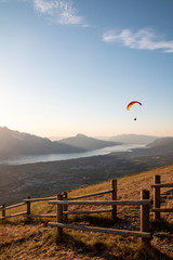 Parapente au coucher du soleil devant le lac du Bourget depuis Pragondran