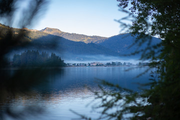 Bergsee im Morgentau